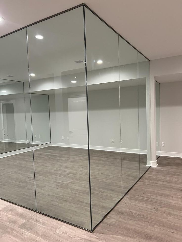 Frameless glass interior room partition wall