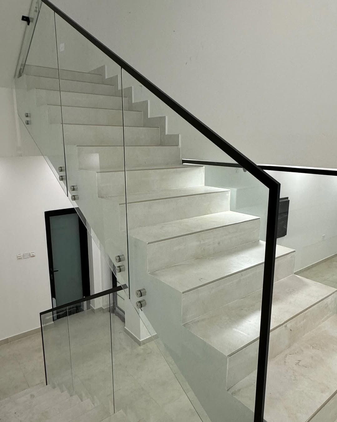 Aluminium straight stairs with frameless glass side panels